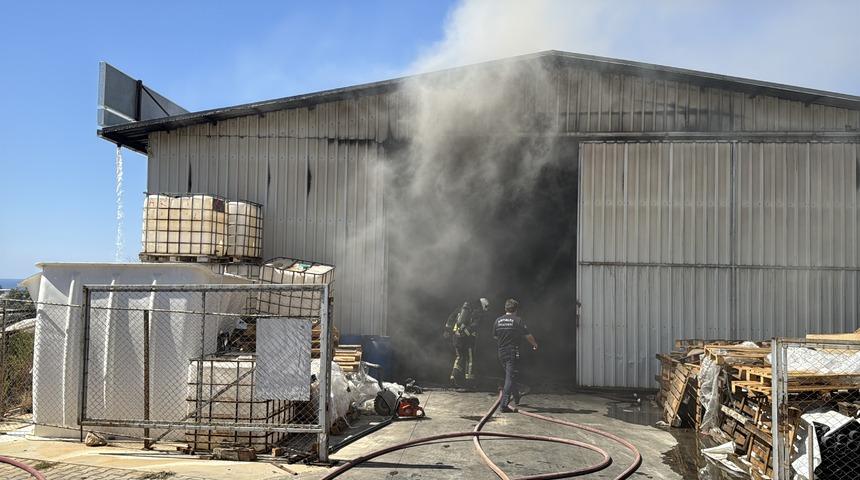 Alanya'da otel malzemeleri ve kimyasalların bulunduğu depoda yangın