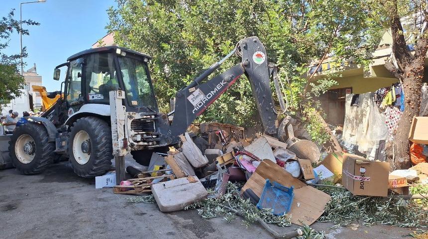 Antalya'da iki çöp evden 8 kamyon atık çıkarıldı