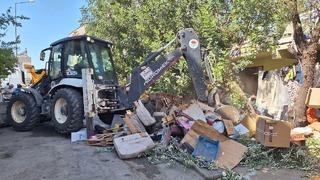 Antalya'da iki çöp evden 8 kamyon atık çıkarıldı