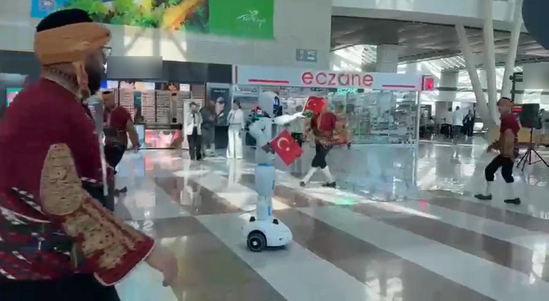 Esenboğa Havalimanı nda ilginç görüntü! İzleyenler gözlerine inanamadı, büyük ilgi topladı 3