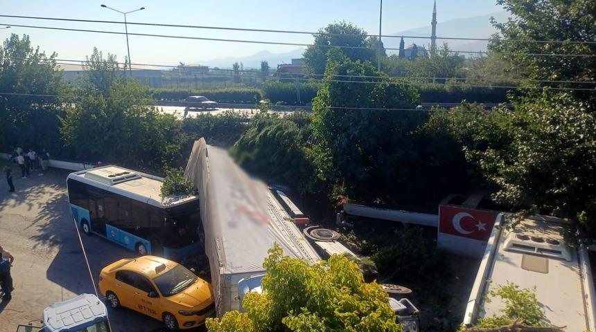 Manisa'da zincirleme trafik kazası: 1 kişi hayatını kaybetti, 2 kişi yaralandı