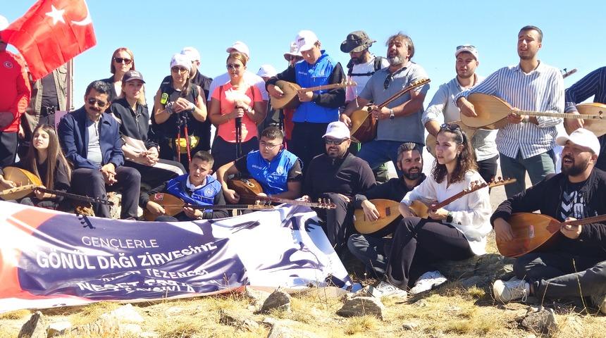 Halk ozanı Neşet Ertaş, 40 saz eşliğinde 1840 rakımlı Gönül Dağı'nda anıldı