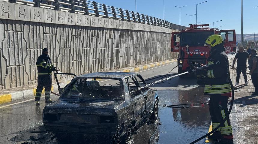 Sivas'ta seyir halindeki otomobilde çıkan yangında sürücü yaralandı