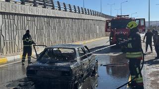 Sivas'ta seyir halindeki otomobilde çıkan yangında sürücü yaralandı