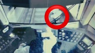 Kadın vatmanın refleksi, rayların üstüne düşen adamı ölümden böyle kurtardı