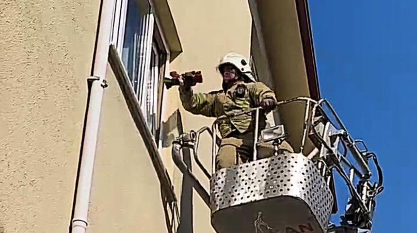 Lavaboda fenalaşan şahıs, evin camı kırılarak kurtarıldı