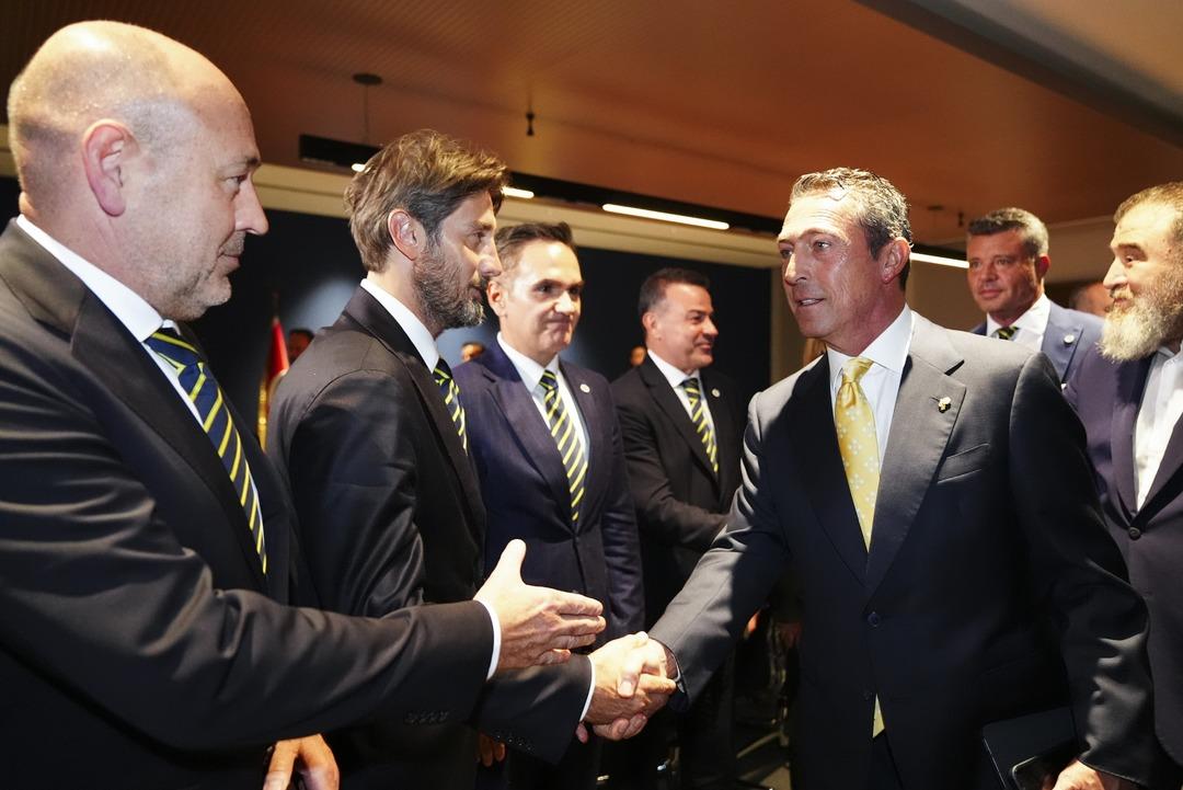 Fenerbahçe nin yeni Başkanı Sadettin Saran mazbatayı aldı! Ali Koç ile o diyalog olay oldu... Herkes o anları konuşuyor 1