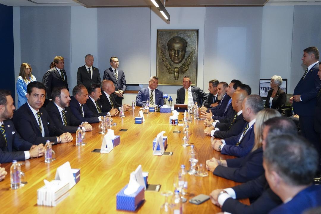 Fenerbahçe nin yeni Başkanı Sadettin Saran mazbatayı aldı! Ali Koç ile o diyalog olay oldu... Herkes o anları konuşuyor 2