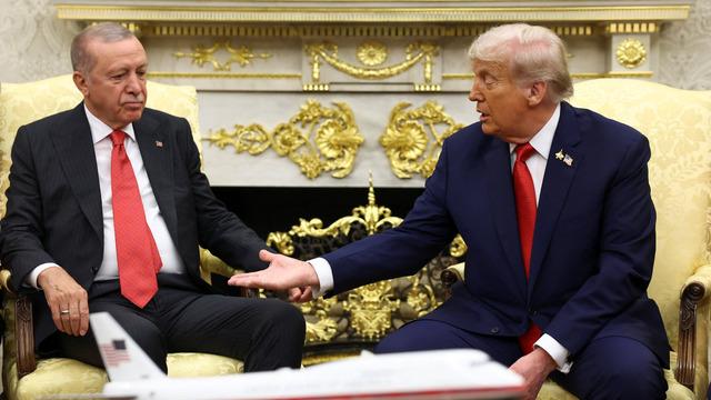 Erdoğan-Trump görüşmesinde dikkat çeken detay: Yakasına taktığı o rozet gündem oldu!
