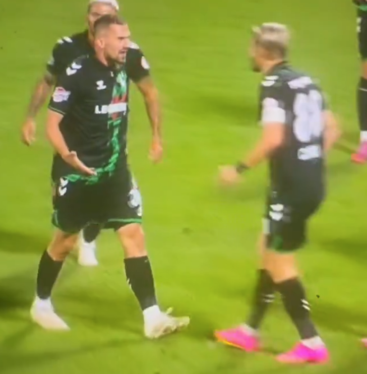 Kimse ne olduğunu anlamadı! Caner Erkin maç sırasında takım arkadaşını tokatladı, oyundan atıldı G1