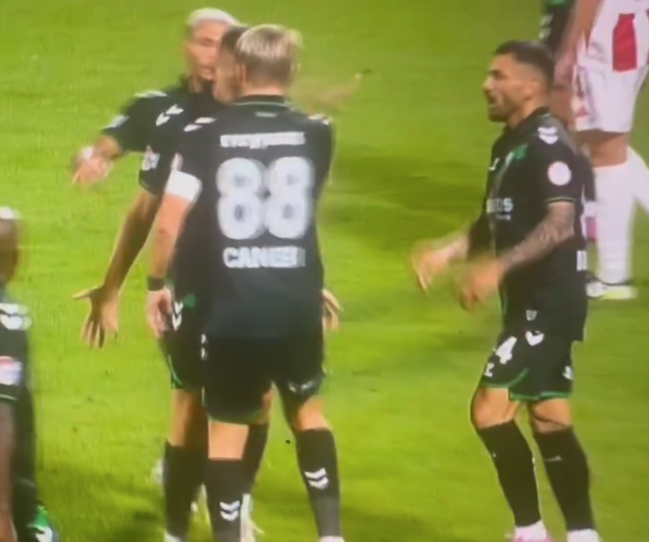 Kimse ne olduğunu anlamadı! Caner Erkin maç sırasında takım arkadaşını tokatladı, oyundan atıldı G4