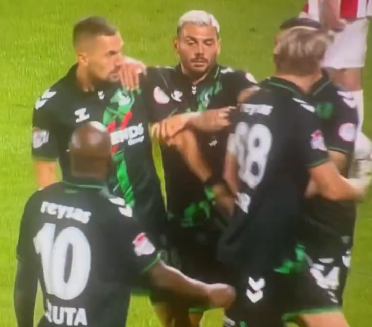 Kimse ne olduğunu anlamadı! Caner Erkin maç sırasında takım arkadaşını tokatladı, oyundan atıldı G5