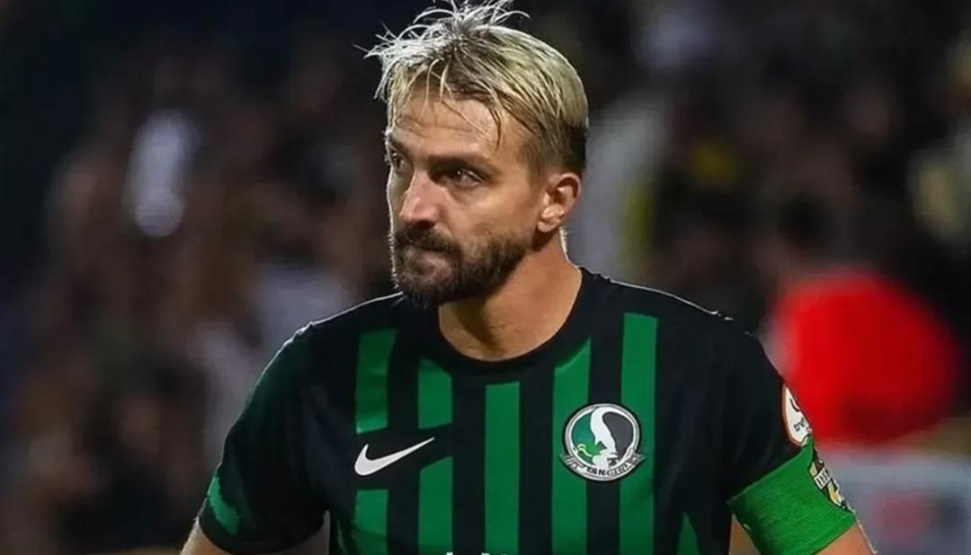 Kimse ne olduğunu anlamadı! Caner Erkin maç sırasında takım arkadaşını tokatladı, oyundan atıldı 1