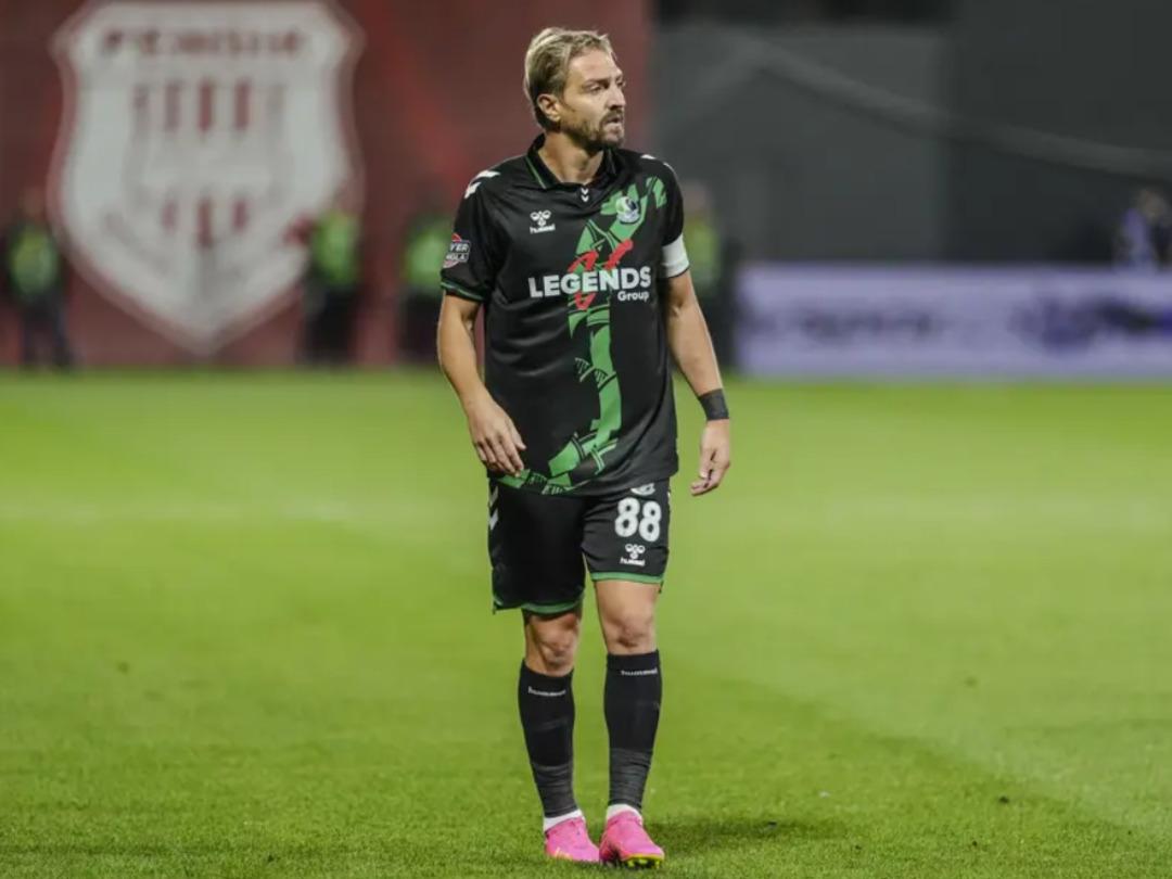 Kimse ne olduğunu anlamadı! Caner Erkin maç sırasında takım arkadaşını tokatladı, oyundan atıldı 2