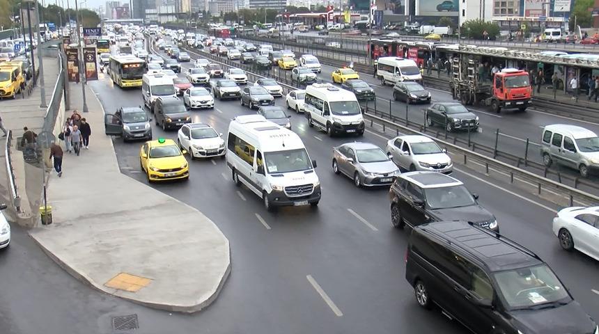 İstanbul'da sabah saatlerinde trafik kilitlendi! Yoğunluk yüzde 65’i aştı