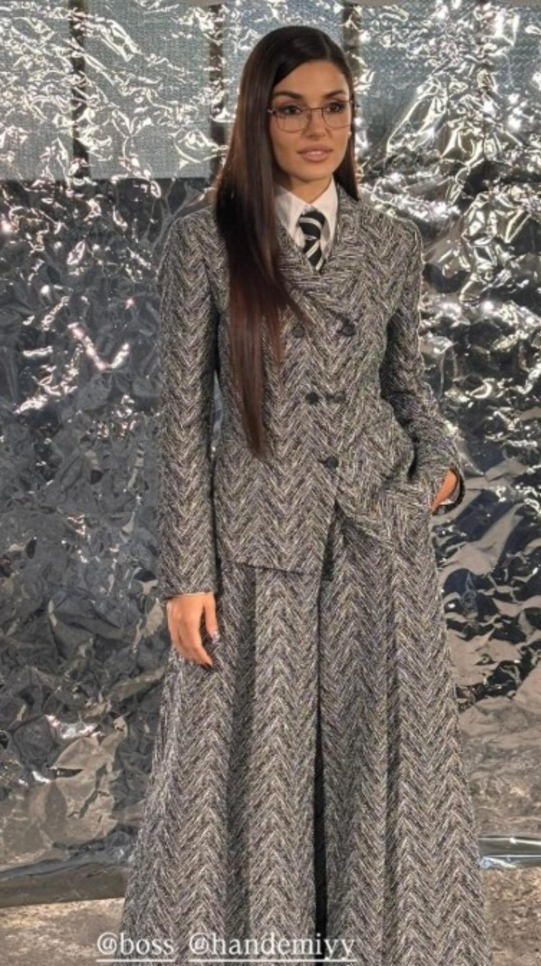 Hande Erçel bu defa bambaşka! Moda haftasına damga vurdu! Bakan bir daha baktı 1