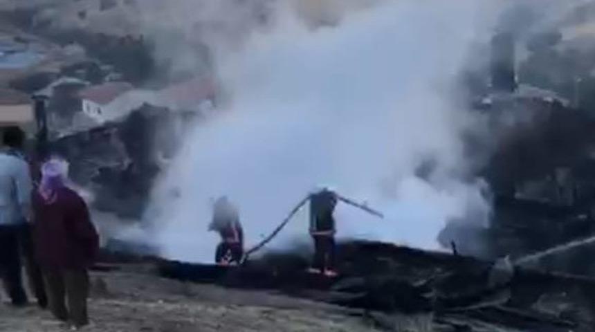 Malatya'da yangın! 3 ev kullanılamaz hale geldi
