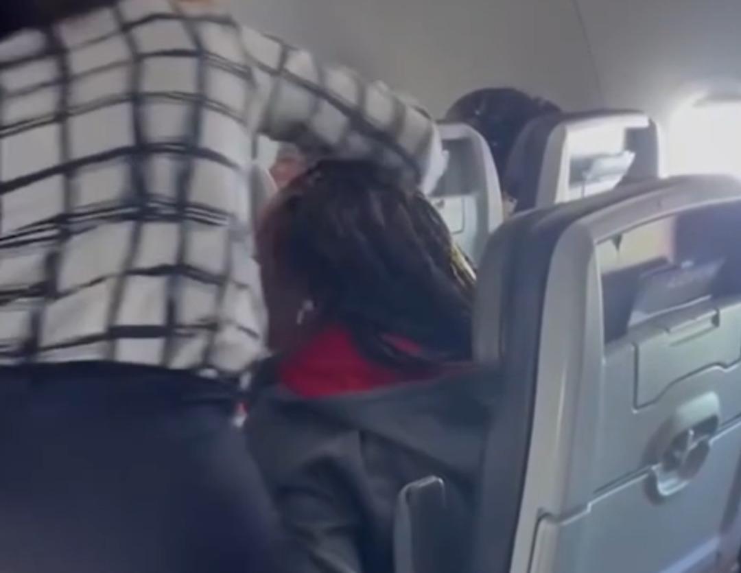 Uçağı birbirine kattı, kabin ekibi dayanamayıp koltuğa bantladı 1