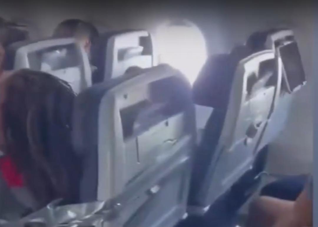 Uçağı birbirine kattı, kabin ekibi dayanamayıp koltuğa bantladı 2