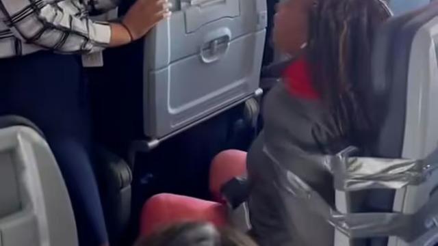 Uçağı birbirine kattı, kabin ekibi dayanamayıp koltuğa bantladı