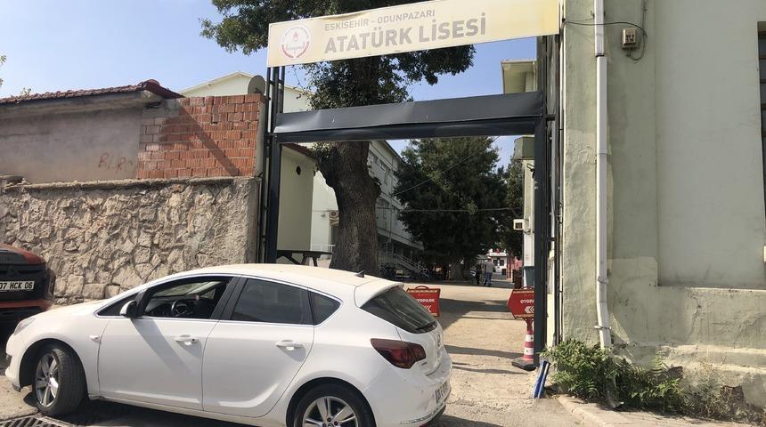 Kamyon kasasının takıldığı okul kapısında zarar oluştu