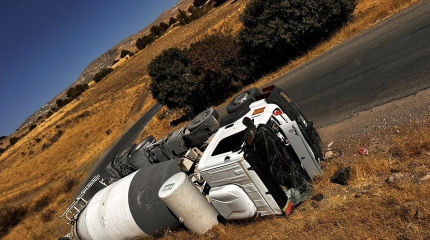 Tunceli’de beton mikseri ve tır devrildi
