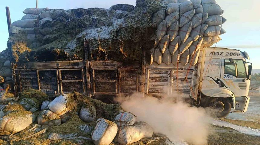 Siirt'te saman yüklü kamyonda yangın