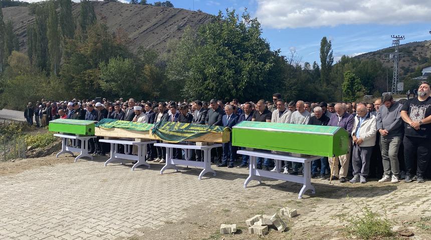 Sivas'ta trafik kazasında hayatını kaybeden 4 kişinin cenazesi toprağa verildi