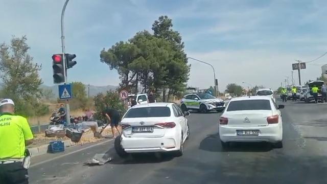 Karayolu incir tarlasına döndü, vatandaşlar ve polis ekipleri yolu açmak için incir toplandı