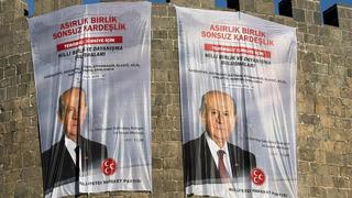 Diyarbakır surlarına Bahçeli’nin posterleri asıldı