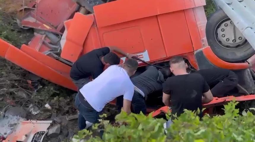 Zonguldak-Ereğli kara yolunda tır devrildi: 1 yaralı