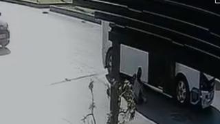 Kapısı açık hareket eden minibüsten öğrenci düştü