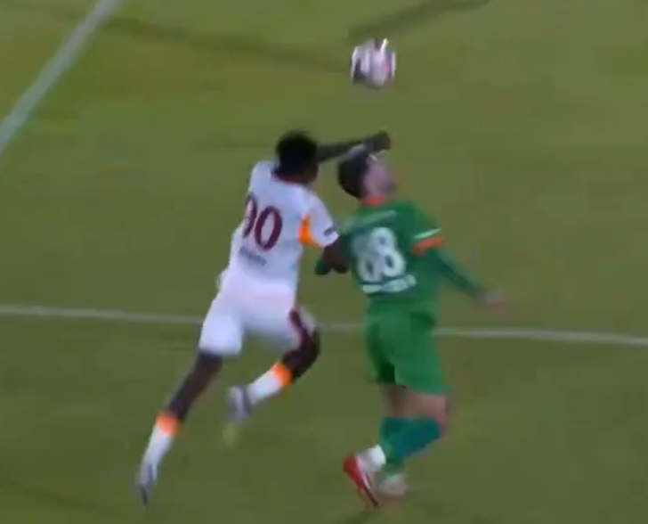 Galatasaray'da Singo'dan akılalmaz asist! Topu rakibinin üstünden aşırtarak izleyenleri hayrete düşürdü G2