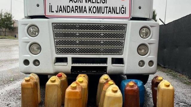 Ağrı’da yol kontrolünde kaçak akaryakıt ve sigara ele geçirildi