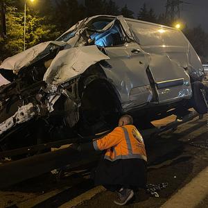 Ümraniye'de, bariyerlere çıkan hafif ticari aracın sürücüsü yaralandı