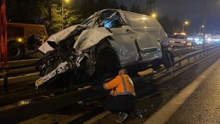 Ümraniye'de, bariyerlere çıkan hafif ticari aracın sürücüsü yaralandı