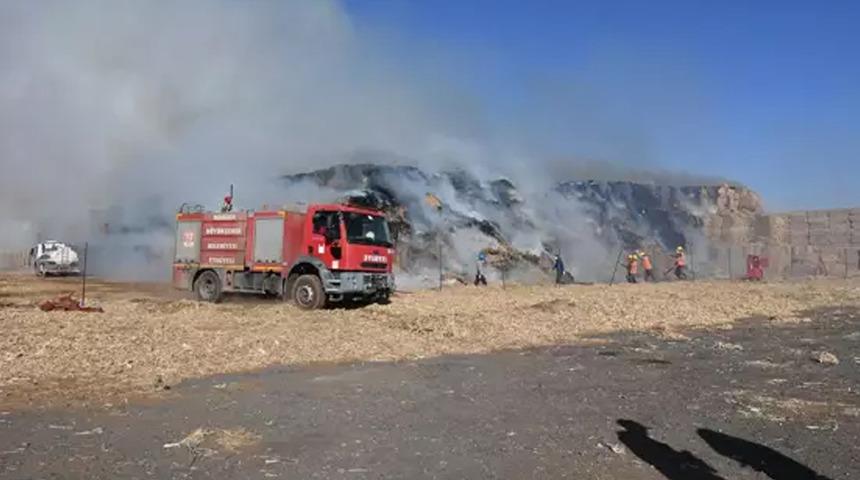 Mardin’de mısır balyalarının bulunduğu tarlada çıkan yangın söndürüldü