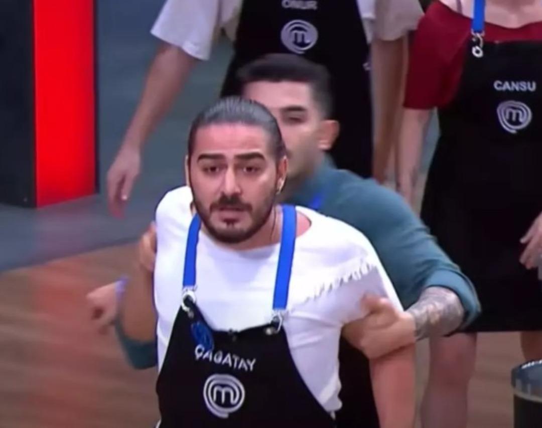 MasterChef te tansiyon yükseldi! Çağatay Doğanoğlu Mehmet Şef in üstüne yürüdü! İddialı yarışmacı için karar verildi 2