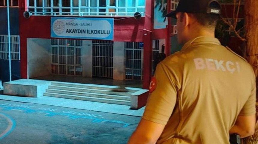 Salihli’de gece bekçileri, öğrencilerin güvenliği için nöbette