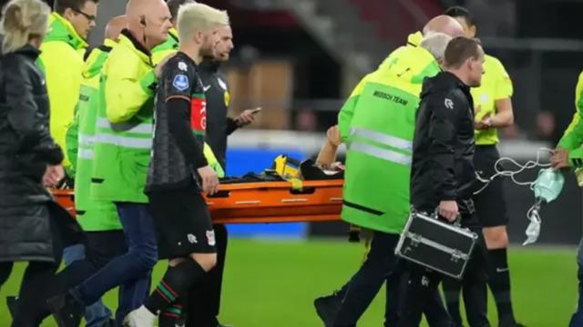 Sahada kalp krizi geçirmişti! Yıldız isim Bas Dost futbolu bıraktığını açıkladı