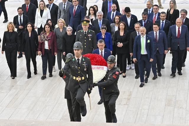 Özgür Özel yeni PM ve YDK üyeleriyle Anıtkabir'de!