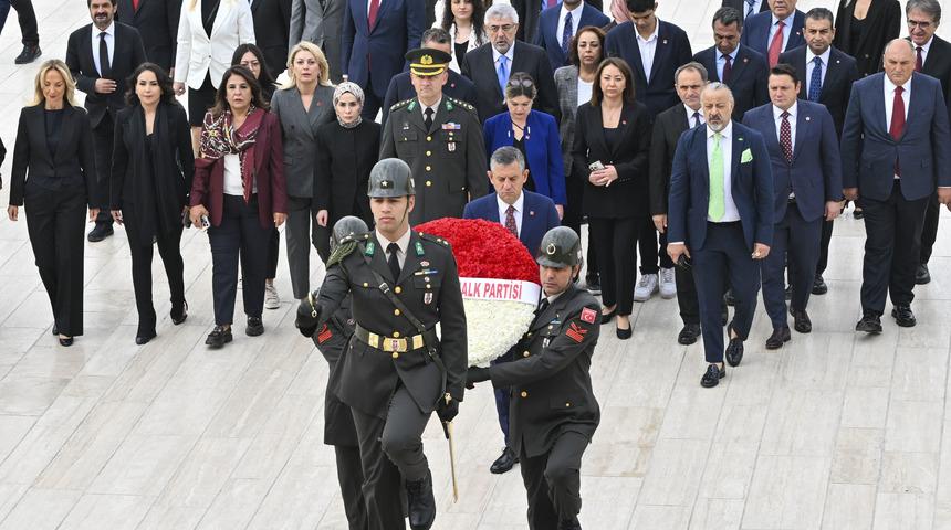 Özgür Özel yeni PM ve YDK üyeleriyle Anıtkabir'de!
