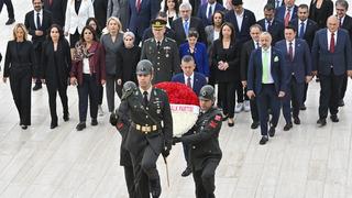 Özgür Özel yeni PM ve YDK üyeleriyle Anıtkabir'de!