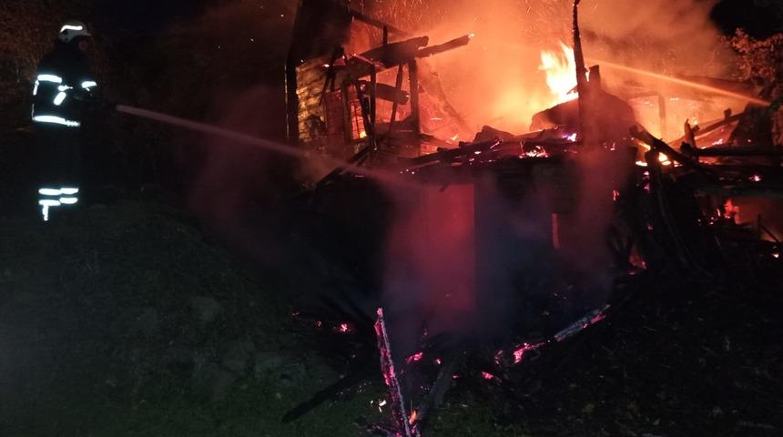 Ordu'da 2 katlı ahşap ev yandı