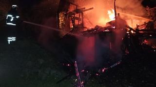 Ordu'da 2 katlı ahşap ev yandı