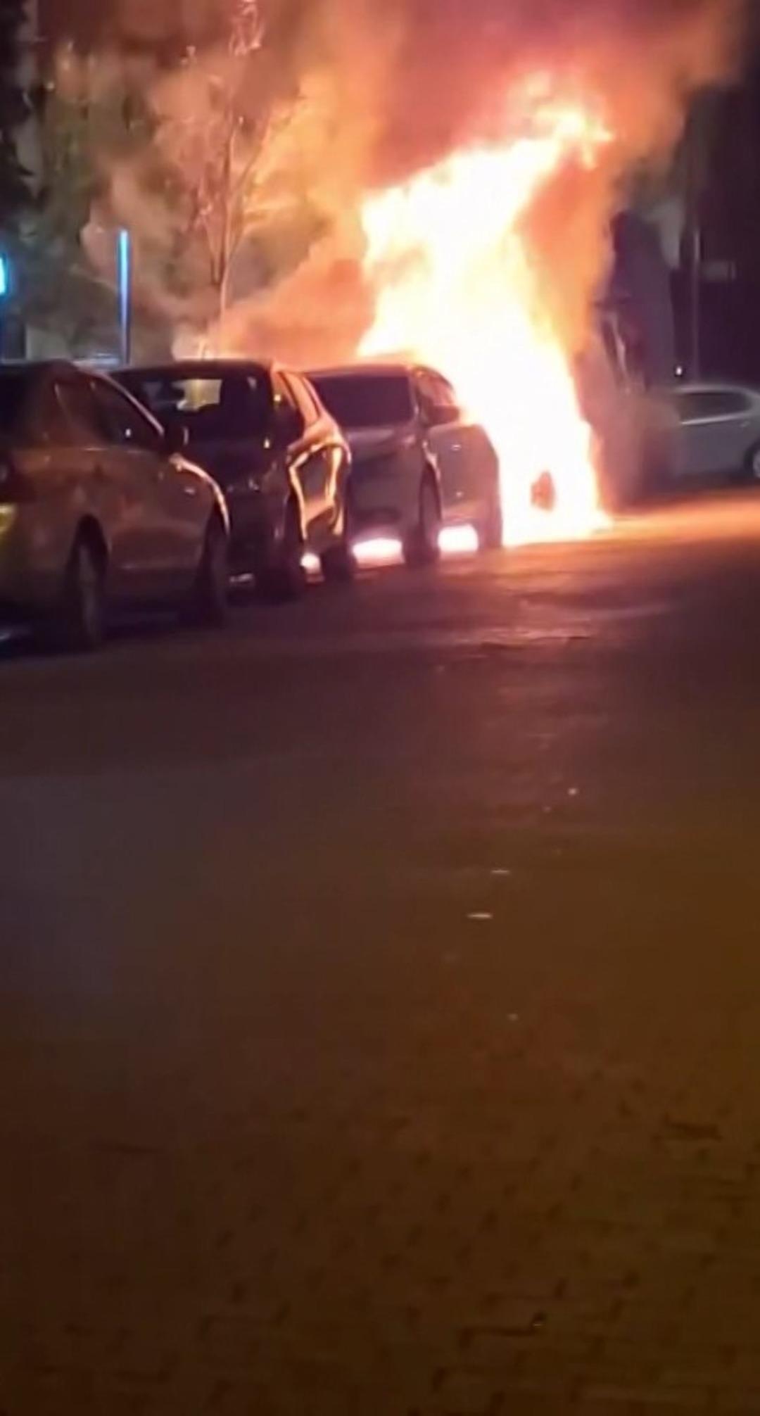 Yer: Sultangazi! Para vermeyen kardeşine kızdı, 3 aracı yaktı: İşte o anlar... 3