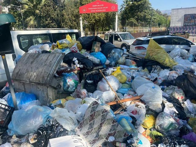 Karşıyaka'da eylem bitti; çöpler bugün de toplanmadı