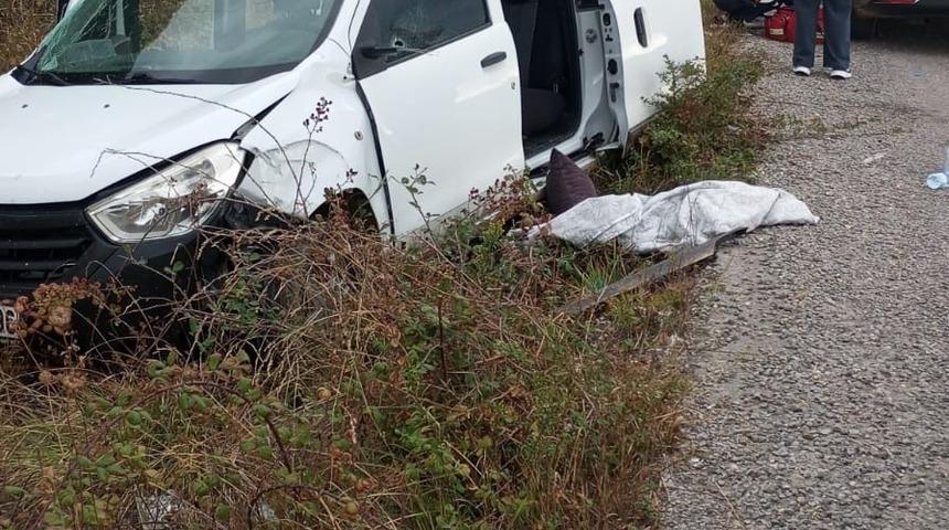 Türkeli'de otomobil istinat duvarına çarptı: 3 yaralı