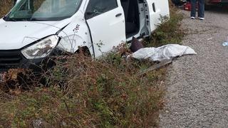 Türkeli'de otomobil istinat duvarına çarptı: 3 yaralı