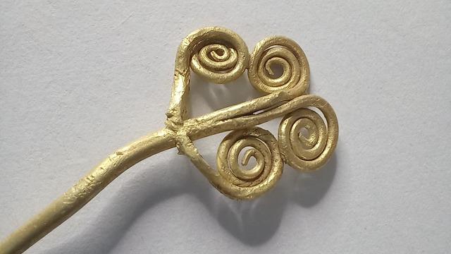 Troya'da 4 bin 500 yıllık altın broş gün yüzüne çıkarıldı